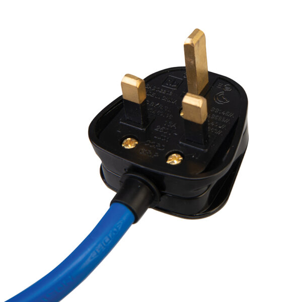 Robust plug & single socket with spring-hinged cover for maximum protection